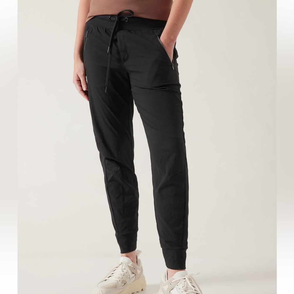 ATHLETA Trekkie North Jogger. Size 4. Black. Fitted, Mid-rise. 
Inseam: 27.5